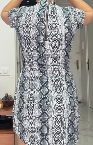 Vestido estampado serpiente cuello alto
