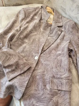 Americana con diseño dibujos ondas de arena