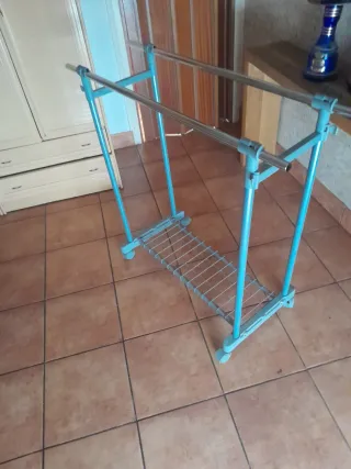 Perchero Ropa Metálico Azul con Ruedas