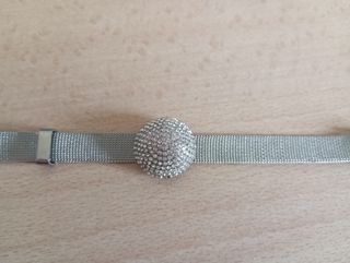 2 bracciali e collana color argento con magneti