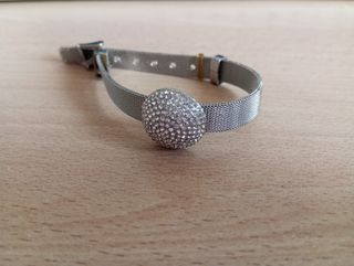 2 bracciali e collana color argento con magneti