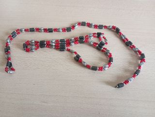 2 bracciali e collana color argento con magneti