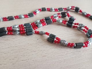 2 bracciali e collana color argento con magneti