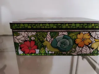 Latas decorativas con caracol y flores