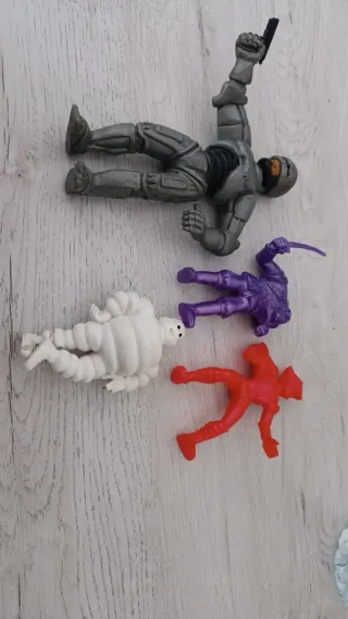 Lote figuras PVC reservadas.