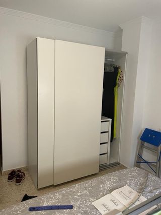 Armario blanco con cajones y organizador