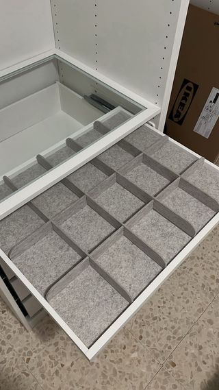 Armario blanco con cajones y organizador