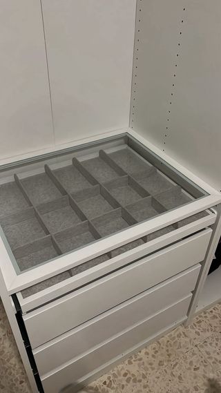 Armario blanco con cajones y organizador