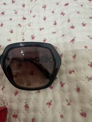 Gafas de sol Guess negras y rojas