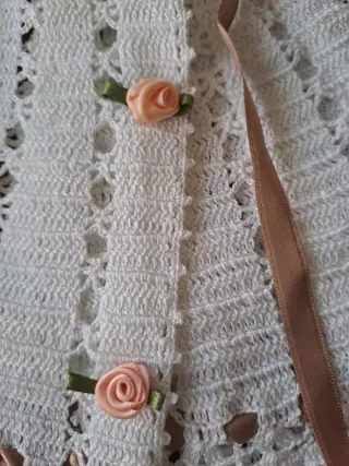 Capa de bebé tejida a mano