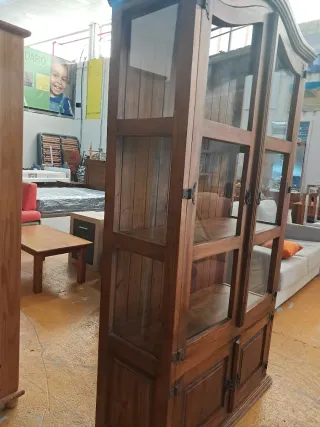 Vitrina de Madera con Puertas de Cristal
