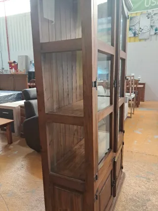Vitrina de Madera con Puertas de Cristal