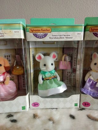 4 Figuras Sylvanian Families Vestidos