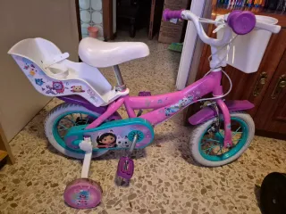 Bicicleta infantil rosa con cesta de Gabby Gato.