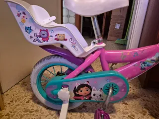 Bicicleta infantil rosa con cesta de Gabby Gato.