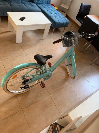 Bicicleta urbana azul con cesta y casco incluido
