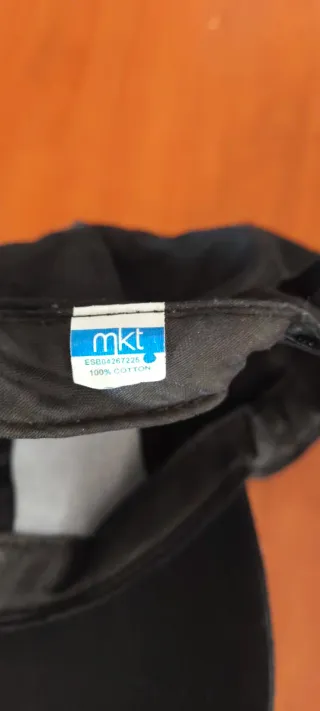 Gorra infantil negra con logo