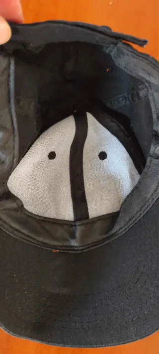 Gorra infantil negra con logo