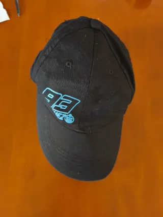 Gorra infantil negra con logo