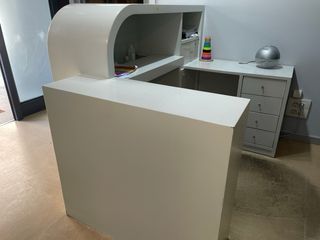 Mostrador blanco curvo