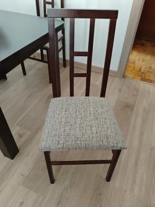 Mesa y 4 sillas de comedor