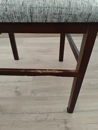 Mesa y 4 sillas de comedor