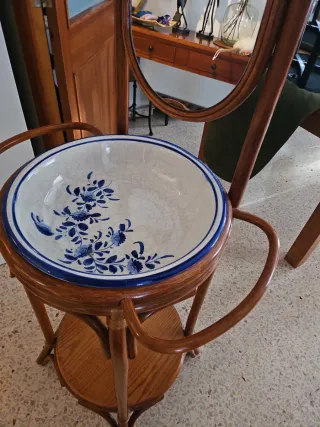 Mueble tocador antiguo de ratán y madera