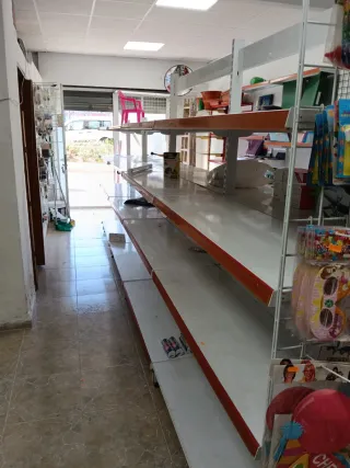 Estantería metálica blanca para tienda