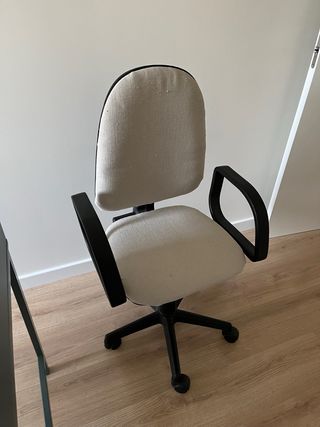 Silla de oficina beige y negra