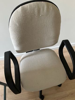 Silla de oficina beige y negra