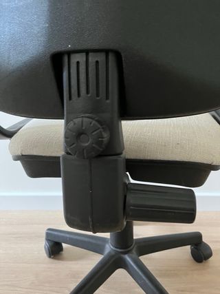 Silla de oficina beige y negra