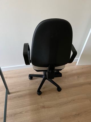Silla de oficina beige y negra