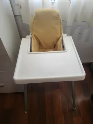 Trona IKEA con funda cojín amarilla