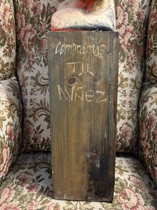 Escultura de nińo tallada en madera