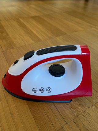 Plancha de juguete roja y blanca