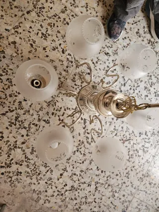 Lámpara de techo plateada con tulipas