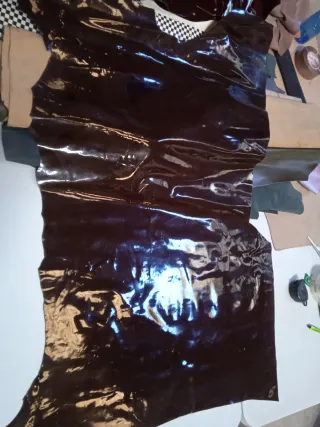 Piel charol color burdeos. 15€.