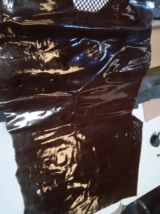 Piel charol color burdeos. 15€.