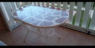 Mesa de terraza de mármol y metal