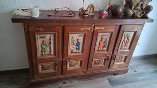 Mueble auxiliar de madera tallada