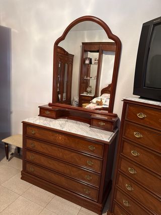 Tocador de madera con espejo y mármol