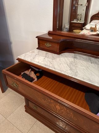 Tocador de madera con espejo y mármol