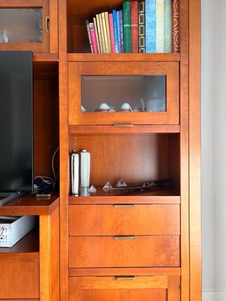 Mueble salón madera cerezo elegante