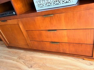 Mueble salón madera cerezo elegante