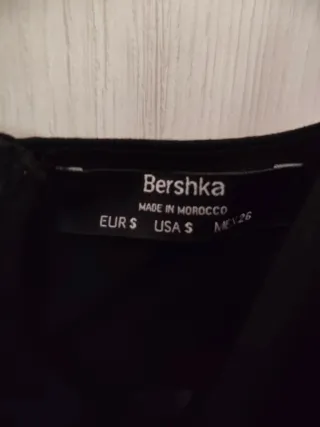 Vestido negro corto con transparencias