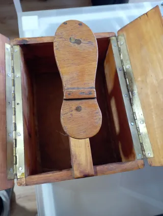 Caja artesanal madera.limpia zapatos