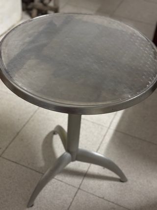 Mesa redonda metálica gris.