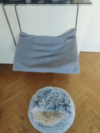 Cama colgante gato. Se regala cama gris de pelo .