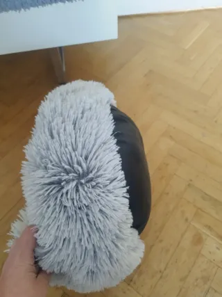 Cama colgante gato. Se regala cama gris de pelo .