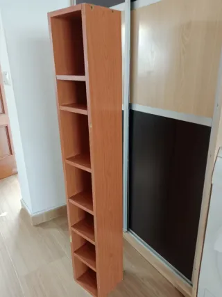 Estantería de madera estrecha